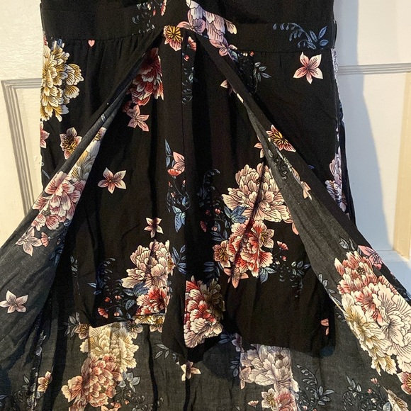 I am selling a black romper with flowers. It’s a US Large - Picture 4 of 4